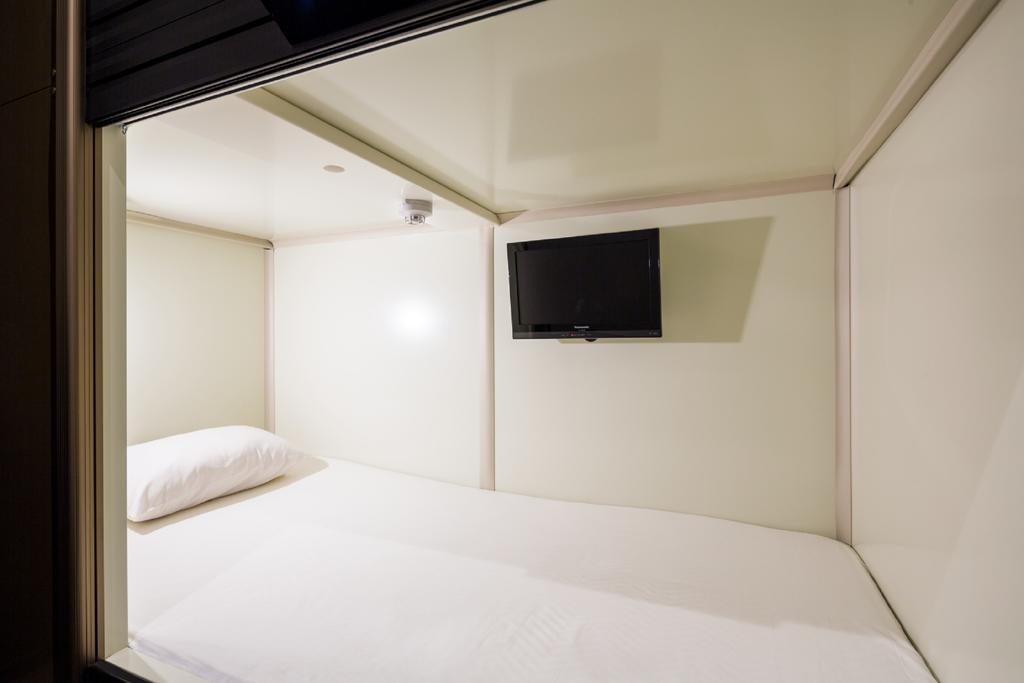 Capsule Hotel Cube Хиросима Экстерьер фото